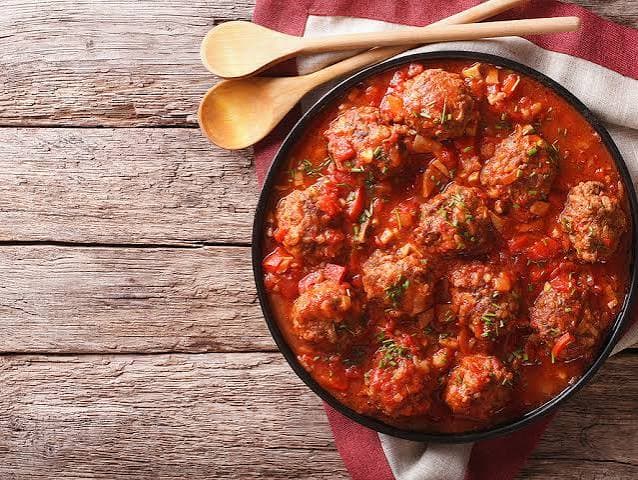 Boulettes de kefta, sauce tomate et semoule épicée